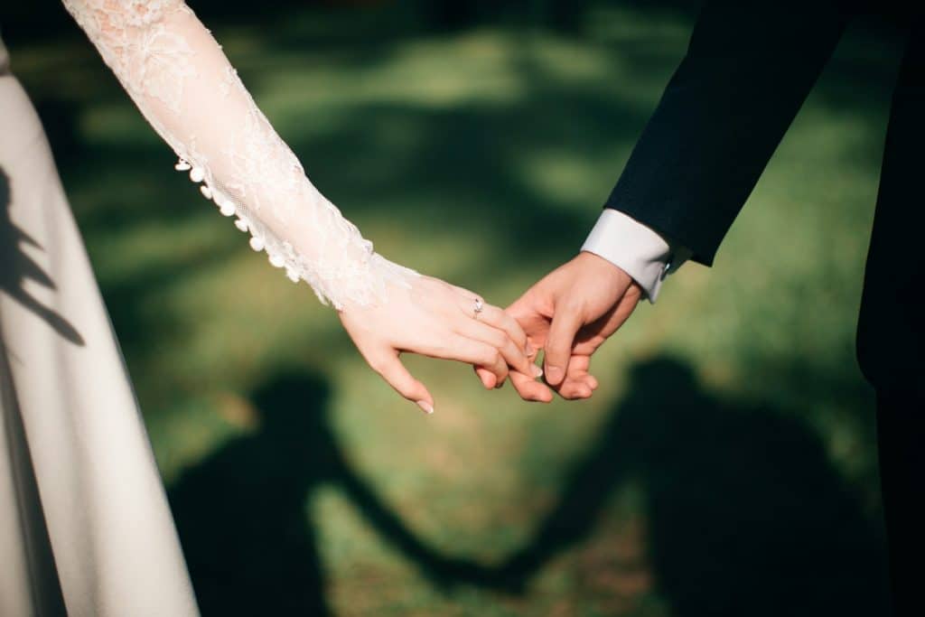 how to save money on a wedding